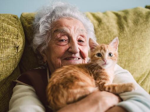 Alte Frau mit Katze